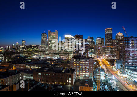 USA, Massachusetts, Boston, Skyline der erhöhten Stadt vom South Boston, Dämmerung Stockfoto