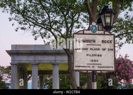 USA, Massachusetts, Plymouth, Plymouth Rock Gebäude mit Plymouth Rock, Denkmal bis zur Ankunft der ersten europäischen Siedler nach Massachusetts 1620, Dämmerung Stockfoto