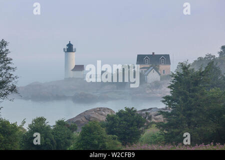 USA, Massachusetts, Cape Ann Annisquam Annisquam Leuchtturm im Nebel Stockfoto