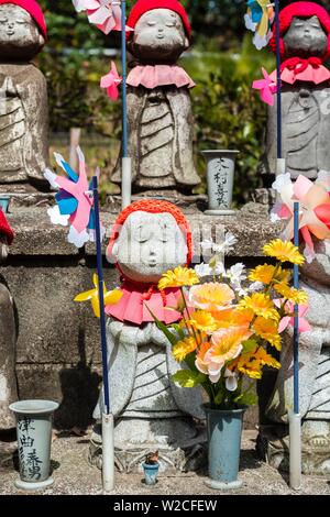 Jizo Statuen mit roten Kappen, schützenden Gottheiten für verstorbene Kinder, Zojoji Tempel, buddhistische Tempelanlage, Tokio, Japan Stockfoto