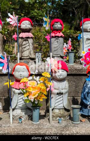 Jizo Statuen mit roten Kappen, schützenden Gottheiten für verstorbene Kinder, Zojoji Tempel, buddhistische Tempelanlage, Tokio, Japan Stockfoto