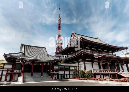 Der Tokyo Tower und der Zojoji Tempel hinter Koshoden, buddhistische Tempel, Tokio, Japan Stockfoto