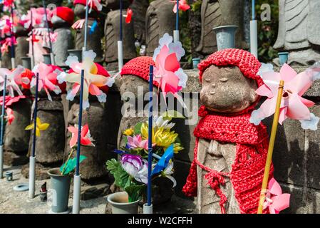 Jizo Statuen mit roten Kappen, schützenden Gottheiten für verstorbene Kinder, Zojoji Tempel, buddhistische Tempelanlage, Tokio, Japan Stockfoto