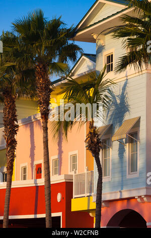 USA, Florida, Golfküste, Fort Myers Beach, pastellfarbenen Gebäuden und Palmen. Stockfoto