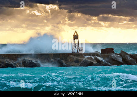 Florida, North Miami Beach, Bal Harbour Lighthouse Jetty, Sunrise Stockfoto