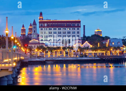 Florida, Saint Augustine, beleuchtete Brücke von Löwen kreuzt die Matanzas River, Skyline, Twin Towers von Flagler College, die Kathedrale Bascilica, Saint Augustine's First National Bank Stockfoto