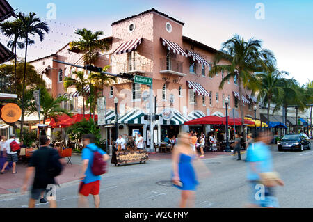 Florida, Miami Beach, South Beach, Espanola Way, Ecke auf der Washington Avenue, Restaurants, spanische Kolonialarchitektur, Fußgängerfreundliche Stockfoto