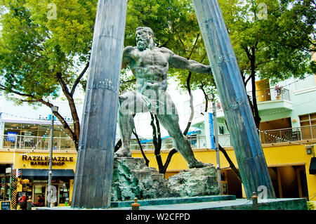 Florida, Miami, Downtown, Brickell Nachbarschaft, Mary Brickell Village, Säulen des Herkules, offizieller Name ist Union der Welt: Denkmal für den Frieden in der Welt, das größte Bronze Werk der klassischen Mythologie in die Welt Stockfoto