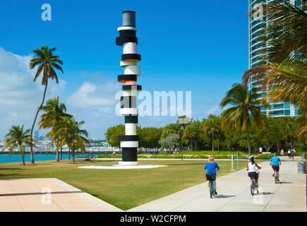 Florida, South Pointe Park, Miami Beach, Leuchtturm Skulptur, Radfahren Stockfoto