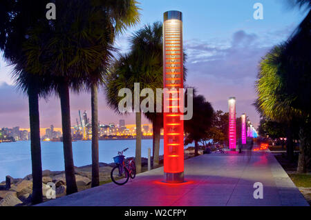 Florida, South Pointe Park, Miami Beach, Edelstahl Licht Türme, Gehweg Stockfoto