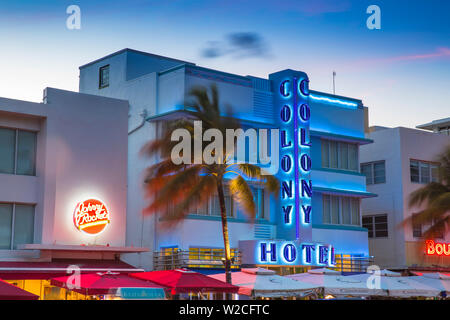 Usa, Miami, Miami Beach, South Beach, Ocean Drive, The Colony Hotel im Art-déco-Stil und Johnny Rockets Restaurant Stockfoto