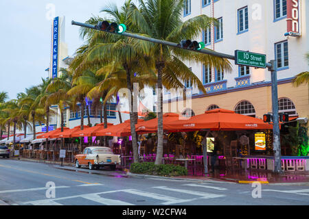 Usa, Miami, Miami Beach, South Beach, Ocean Drive, Breakwater Hotel und orangen und weißen Chevrolet Auto vor zehn Restaurant Ocean's geparkt Stockfoto