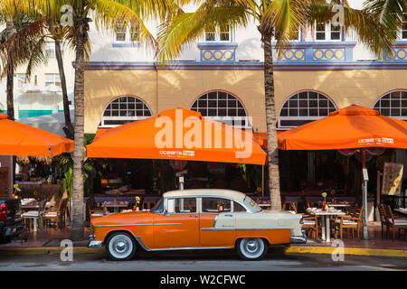 Usa, Miami, Miami Beach, South Beach, Ocean Drive, orangen und weißen Chevrolet Auto vor zehn Restaurant Ocean's geparkt Stockfoto