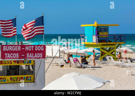 Art-Deco-Stil Rettungsschwimmer-Hütte am South Beach, Ocean Drive, Miami Beach, Miami, Florida, USA Stockfoto