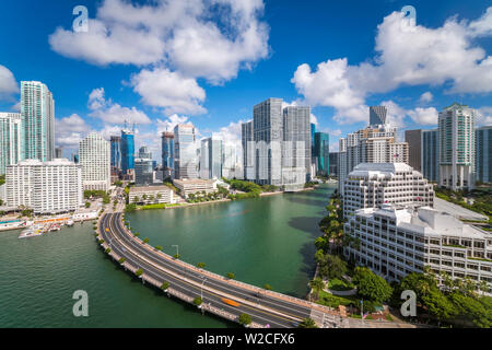 Blick vom Brickell Key, einer kleinen Insel bedeckt in Apartment-Türme auf die Skyline von Miami, Miami, Florida, USA Stockfoto