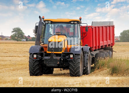 Traktor auf Weizenfeld Stockfoto