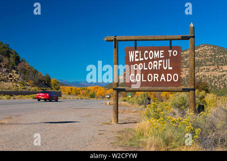 USA, Colorado, US Route 550 auf Neue Mexico-Colorado Grenze, Willkommen bei bunten Colorado unterzeichnen. Stockfoto