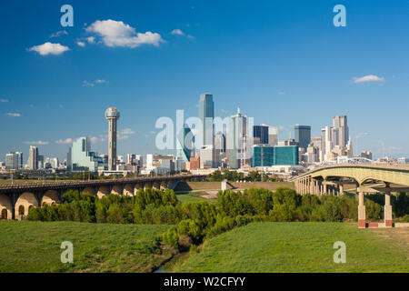 Autobahnbrücke über die Dallas Fluss Aue und die Skyline der Innenstadt, Dallas, Texas, USA Stockfoto