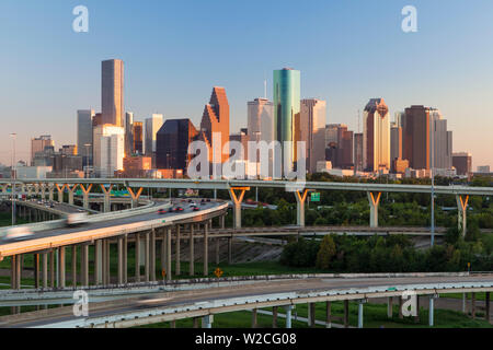 Die Skyline der Stadt und den Zwischenstaatlichen, Houston, Texas, USA Stockfoto