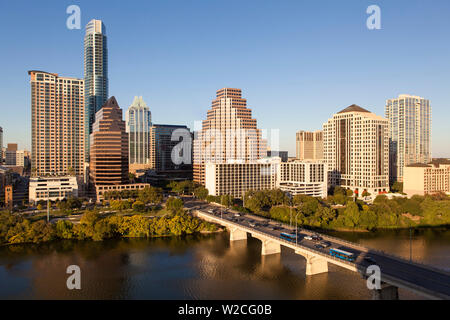 Skyline der Stadt über den Colorado River gesehen, Austin, Texas, USA Stockfoto