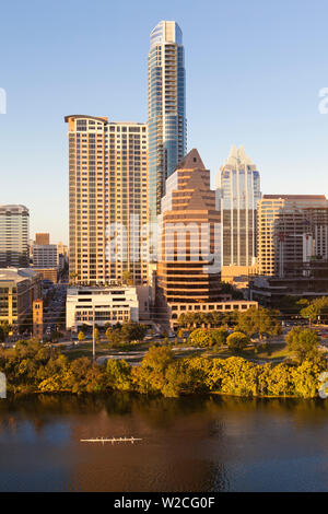 Skyline der Stadt über den Colorado River gesehen, Austin, Texas, USA Stockfoto