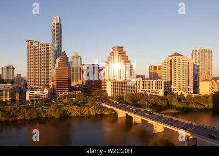 Skyline der Stadt über den Colorado River gesehen, Austin, Texas, USA Stockfoto