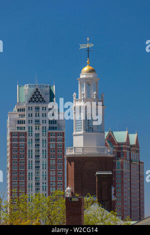 USA, Rhode Island, Providence, Rhode Island School of Design, RISD, Turm mit neuen Stadt Hochhäuser Stockfoto