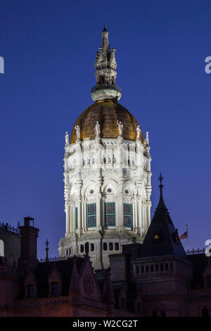 USA, Connecticut, Hartford, Connecticut State Capitol, Kuppel leuchtet in der Dämmerung Stockfoto