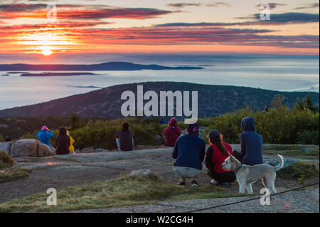 USA, Maine, Mt. Desert Island, Acadia National Park, Cadillac Mountain, Elev 1530 Füße, die Besucher in der Dämmerung Stockfoto