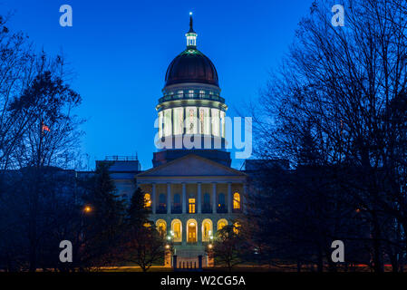 USA, Maine, Augusta, Maine State House, von Charles Bulfinch, 1832 entworfen, mit neuen kupfernen Kuppel, 2014, Dämmerung Stockfoto