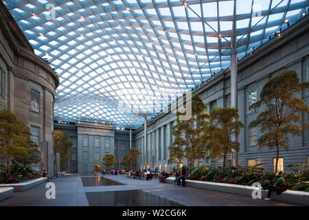 USA, Washington DC, Kogod Courtyard in der National Portrait Gallery Stockfoto