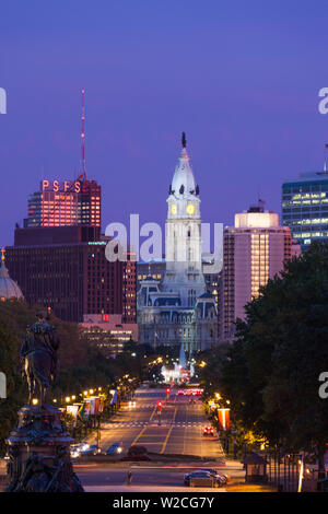 USA, Pennsylvania, Philadelphia, die Skyline der Stadt mit dem Rathaus aus dem Benjamin Franklin Parkway, Dämmerung Stockfoto