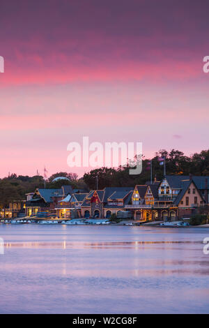 Abenddämmerung Boathouse Row am Fluss Schuylkill, Philadelphia, Pennsylvania, USA Stockfoto
