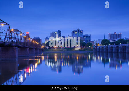 USA, Pennsylvania, Harrisburg, die Skyline der Stadt vom Fluss Susquehana Morgendämmerung Stockfoto