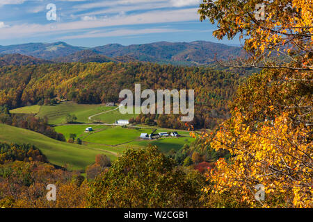 USA, North Carolina, Blowing Rock, Herbst Landschaft der Blue Ridge Parkway Stockfoto