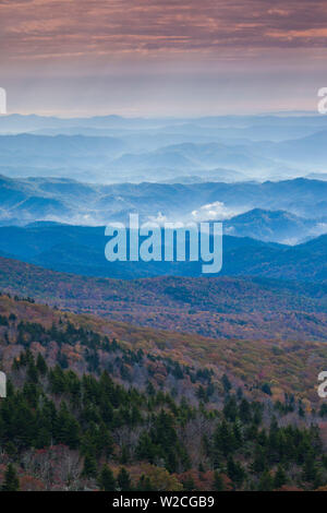 USA, North Carolina, Grandfather Mountain State Park, mit Blick auf die Blue Ridge Mountains Stockfoto