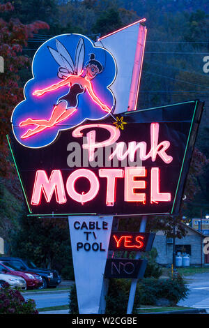 Cherokee-Indianer-Reservat, Neon-Schild für das Pink Motel, Cherokee, North Carolina, USA Stockfoto