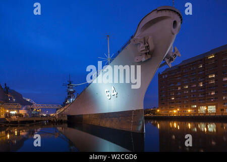 USA, Virginia, Norfolk, WW2-Ära Schlachtschiff USS Wisconsin, Dämmerung Stockfoto