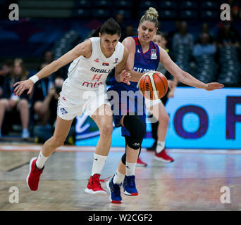 Dragana Stankovic von SRB konkurriert für die Kugel gegen Johannah Leedham der GBR Stockfoto