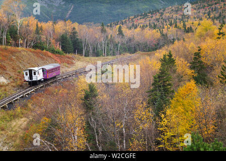 USA, New Hampshire, Lefka Ori, Bretton Woods, die Mount Washington Cog Railway, Zug nach Mount Washington, fallen Stockfoto