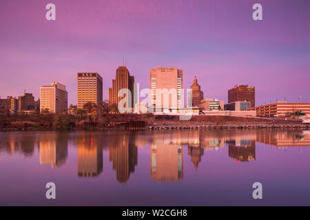 USA, New Jersey, Newark, City Skyline von Passaic River Stockfoto