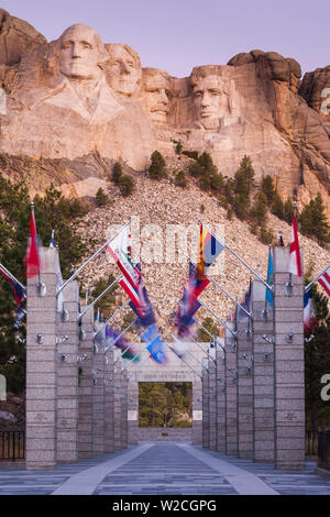 USA, South Dakota, Black Hills National Forest, Keystone, Mount Rushmore National Memorial und der Avenue of Flags Stockfoto