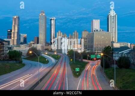 Erhöhte Blick über Freiheit Parkway und die Skyline der Innenstadt von Atlanta, Georgia, Vereinigte Staaten von Amerika Stockfoto