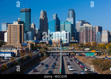 USA, Minnesota, Minneapolis, die Skyline der Stadt von der Interstate Highway I-35 W Stockfoto
