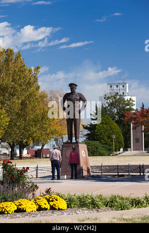 USA, Kansas, Abilene, Eisenhower Presidential Library Bereich Website Präsident Dwight D. Eisenhower, Eisenhower Statue gewidmet Stockfoto