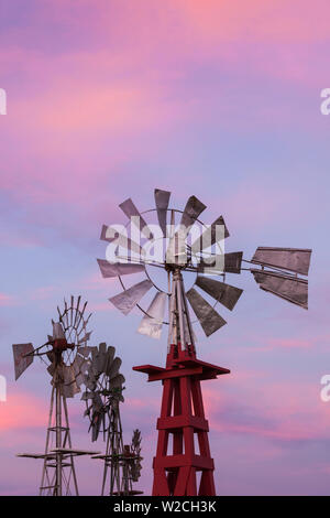 USA, Oklahoma, Elk City, Vintage Bauernhof Windmühlen Stockfoto