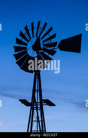 USA, Oklahoma, Elk City, Vintage Bauernhof Windmühlen Stockfoto