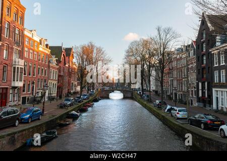 Kanal mit Booten und historische Häuser, Amsterdam, Holland, Niederlande Stockfoto
