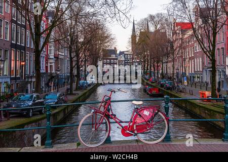 Fahrrad, Kanal mit Brücke, Kanal mit historischen Häusern, Amsterdam, Nordholland, Niederlande Stockfoto