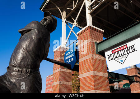 USA, Oklahoma, Oklahoma City, Bricktown, Chickasaw Bricktown Ballpark, Statue von Baseball-Legende Mickey Mantle, geboren in Oklahoma Stockfoto